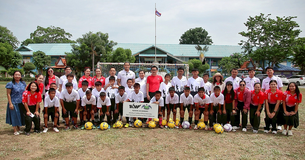 โค้ชซิโก้ เกียรติศักดิ์ เสนาเมือง และพี่ตอง กวินทร์ ธรรมสัจจานันท์ ร่วมกันสอนฟุตบอลน้องๆที่จังหวัดนครศรีอยุธยา 