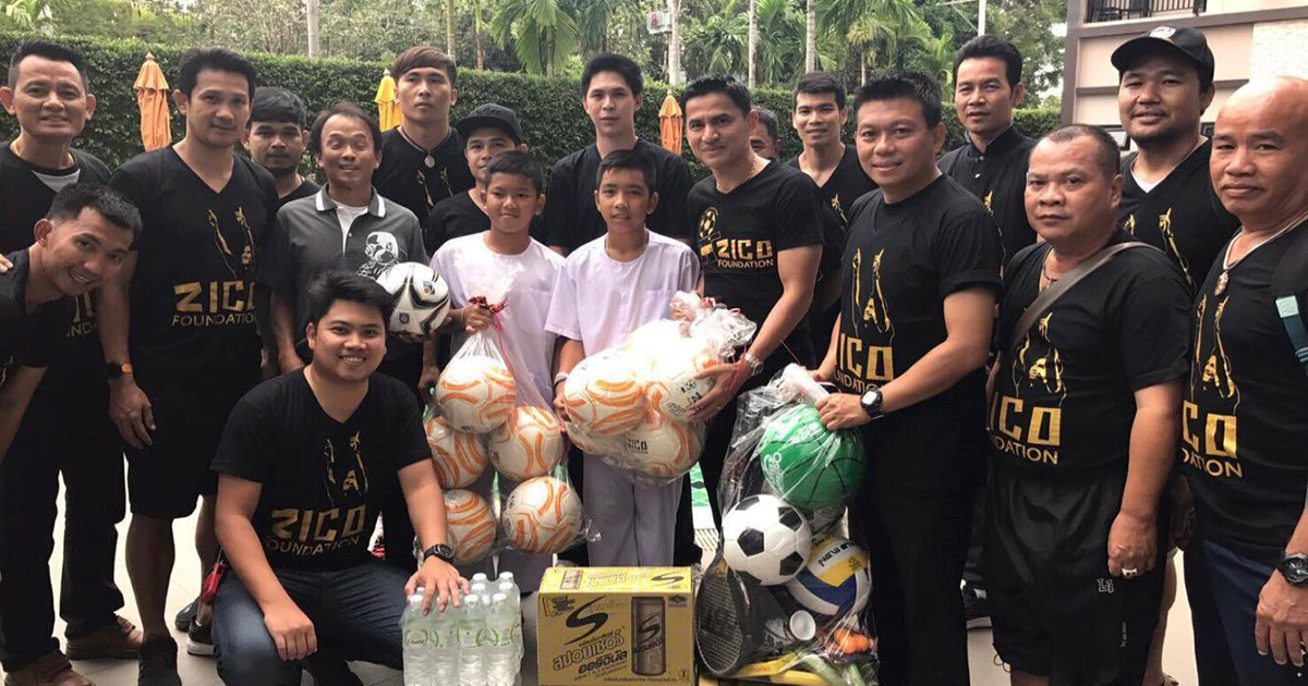 มูลนิธิซิโก้ ร่วมกับ เครื่องดื่มเกลือแร่สปอนเซอร์ น้ำดื่มตราช้างและน้ำผลไม้ตราดีโด้ มอบอุปกรณ์กีฬาให้กับโรงเรียนบ้านหนองเหียง
