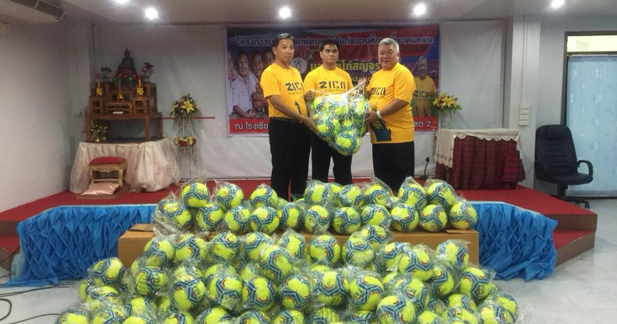  สุพล เสนาเพ็ง อดีตนักฟุตบอลชุดดรีมทีม เป็นตัวแทนส่งมอบลูกฟุตบอล 210 ลูก อำเภอท่าตูม จังหวัดสุรินทร์