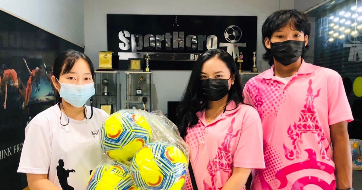 มูลนิธิซิโก้ มอบลูกฟุตบอลแก่ตัวแทน  อาจารย์หนุ่ย ดร.อนุชิต กุลวานิช จากมหาวิทยาลัยสวนสุนันทา จำนวน 5 ลูก 