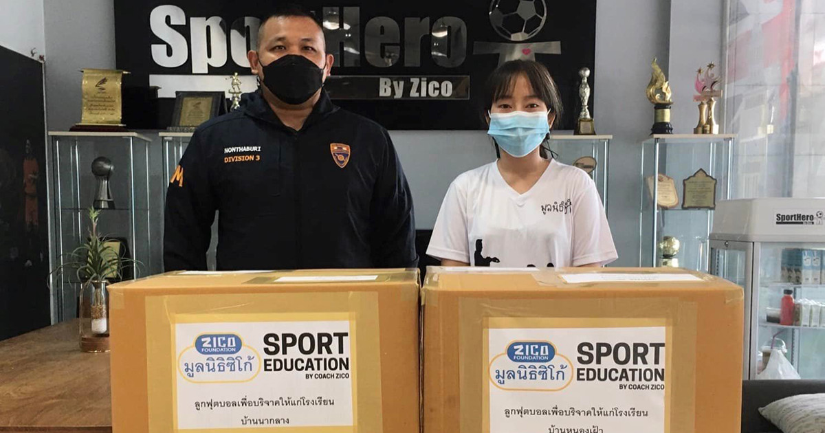 ด.ต. กิตติธัช วาสบุญมา ตม.จว.นนทบุรี ได้เดินทางรับลูกมอบลูกฟุตบอล เพื่อเป็นตัวแทนมูลนิธิซิโก้นำไปส่งมอบให้กับน้องๆ 4 โรงเรียน