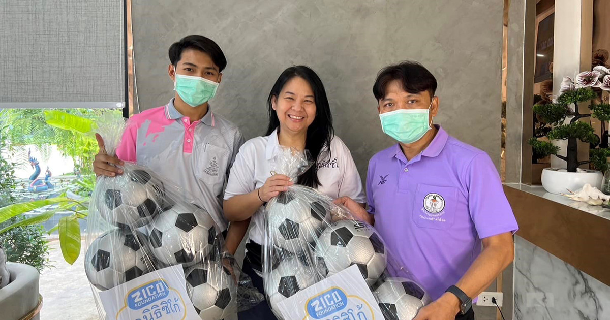 คุณอัสราภา เสนาเมือง เป็นผู้แทน โค้ชซิโก้ มอบลูกฟุตบอล ให้โรงเรียนสุเหร่าใหม่ จำนวน 10 ลูก