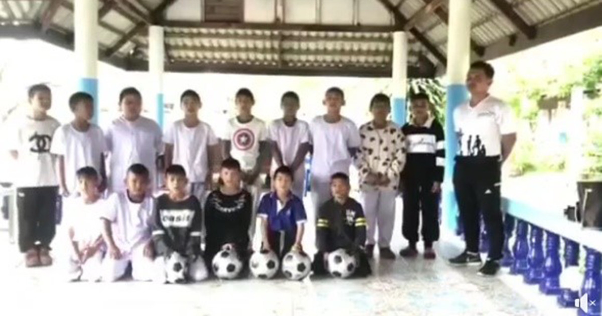 ครูเน้ย จุฑามาศ กสิกิจวรกุล เป็นตัวแทนมูลนิธิซิโก้มอบลูกฟุตบอลให้กับ โรงเรียนบ้านหนองแก้ว (ราษฎร์ผดุงวิทยา) อ.กันทรารมย์ จ.ศรีสะเกษ