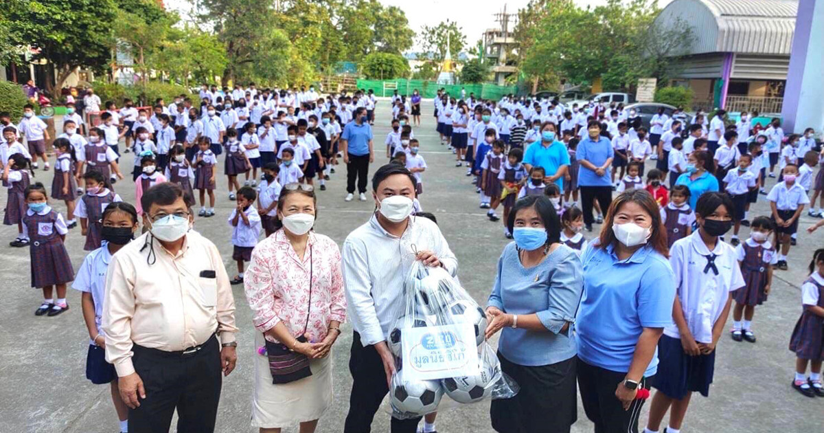 คุณพงศ์ศิริ พิเชียรโสภณ เป็นตัวแทนมูลนิธิซิโก้ มอบลูกฟุตบอลให้กับโรงเรียนวัดท่าบันเทิงธรรม จ.นนทบุรี