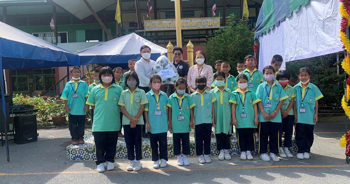 ณพงศ์ศิริ พิเชียรโสภณ เป็นตัวแทนมูลนิธิซิโก้ มอบลูกฟุตบอลให้กับโรงเรียนวัดเอนกดิษฐาราม จ.นนทบุรี