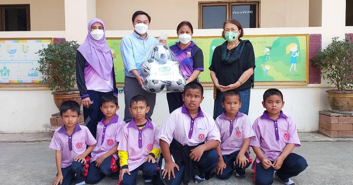 คุณพงศ์ศิริ พิเชียรโสภณ เป็นตัวแทนของมูลนิธิซิโก้ โดย ร.ต.ท.เกียรติศักดิ์ เสนาเมือง อดีตนักฟุตบอลและหัวหน้าผู้ฝึกสอนฟุตบอลทีมชาติไทย