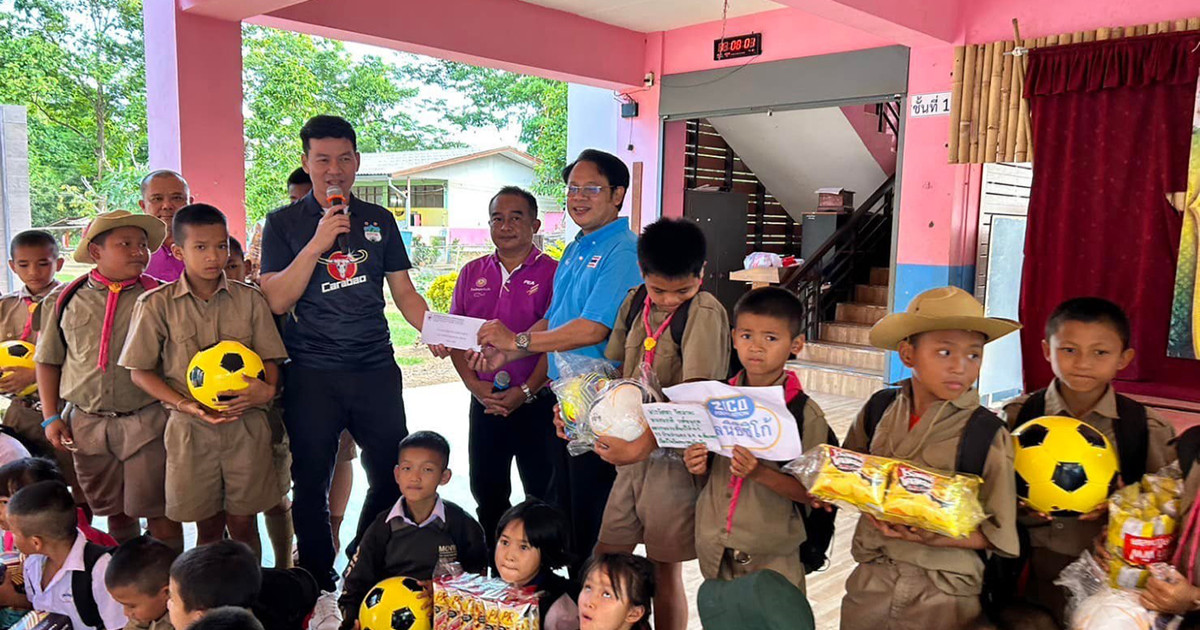 โค้ชจั่น วิรัช วังจันทร์ อดีตผู้รักษาประตูทีมชาติไทย เป็นผู้แทนมูลนิธิซิโก้ เดินทางไปมอบลูกฟุตบอลให้  โรงเรียนบ้านหนองมะจับ