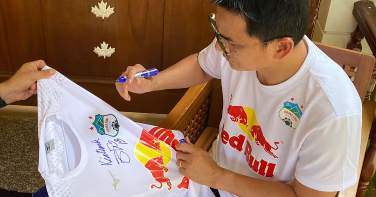 สโมสรฟุตบอล ฮองอันห์ ยาลาย จ่าฝูงวีลีกประเทศเวียดนามได้ทำการประกาศผู้ที่ได้ประมูลเสื้อแข่งขันสีขาว หมายเลข 13 พร้อมลายเซ็นต์